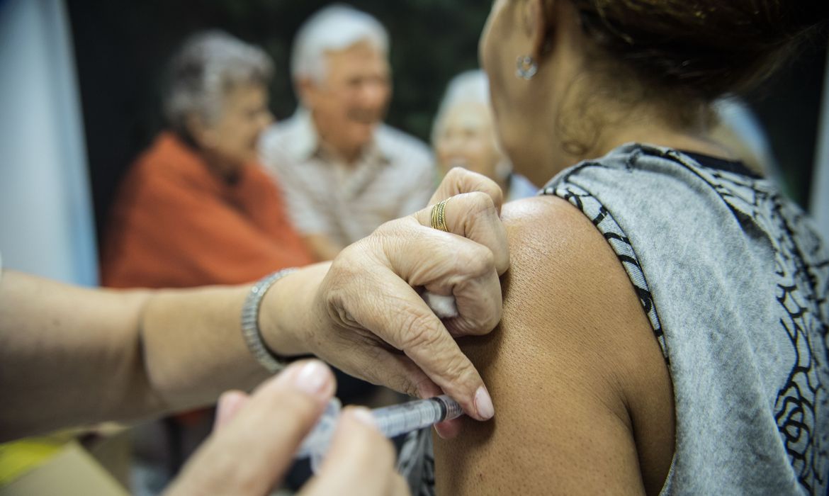 Leia mais sobre o artigo Covid-19: Pesquisa da Fiocruz aponta que esquema vacinal completo reduz casos graves em idosos